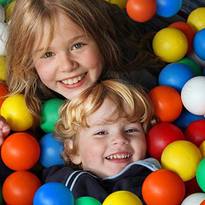 Развивающие игры в сухом бассейне